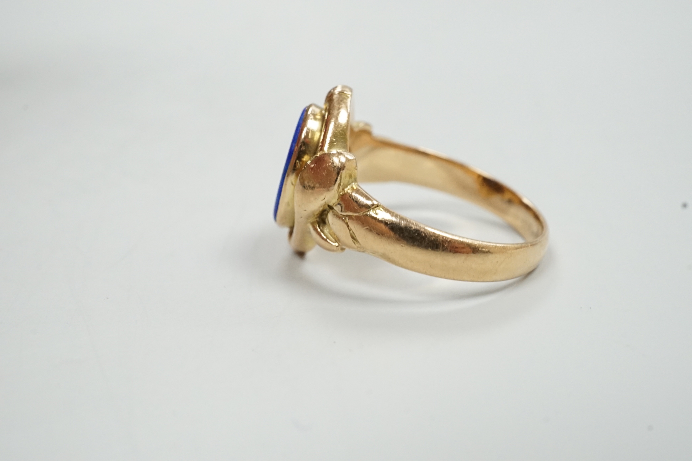 A 585 and lapis lazuli set ring, with twin serpent head terminals, size Q, gross weight 6.2 grams.